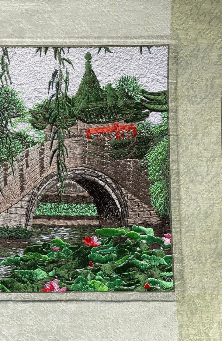 V000078 Lotus Pond Reflections: Suzhou Embroidery Art